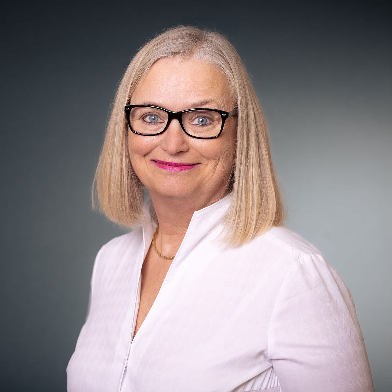 Portraitfoto von Ulrike Katzmayr, frontal aufgenommen, mit freundlichem Gesichtsausdruck.