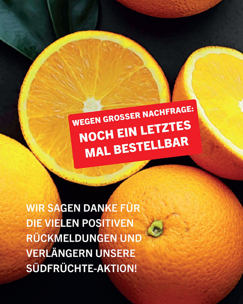 Geschnittene und ganze Orangen werden auf dunklem Hintergrund präsentiert. Auf einem roten Etikett steht: „Wegen großer Nachfrage: Noch ein letztes Mal erhältlich.“ Darunter kündigt gelber Text die Verlängerung einer Zitrusfrucht-Aktion an.