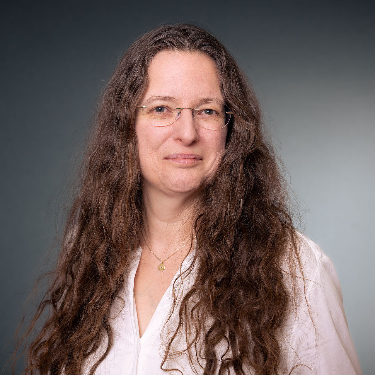 Portraitfoto von Elvira Hofer, frontal aufgenommen, mit freundlichem Gesichtsausdruck.