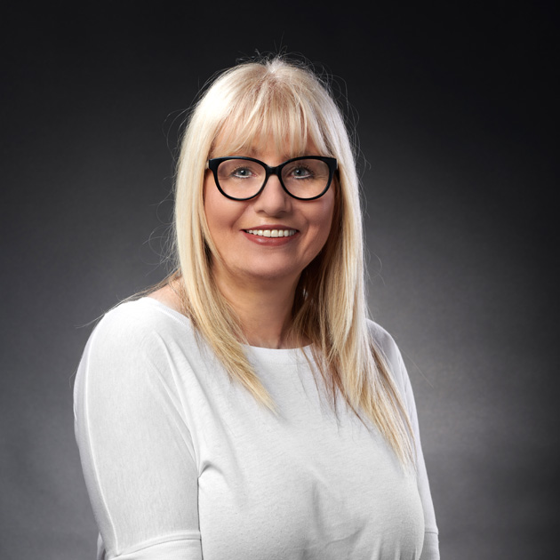 Portraitfoto von Michaela Penninger, frontal aufgenommen, mit freundlichem Gesichtsausdruck.