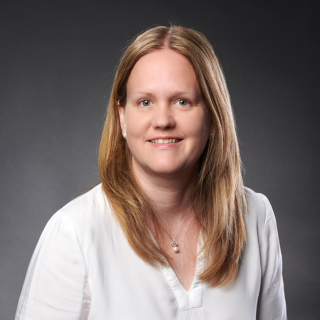 Portraitfoto von Christine Parzer, frontal aufgenommen, mit freundlichem Gesichtsausdruck.
